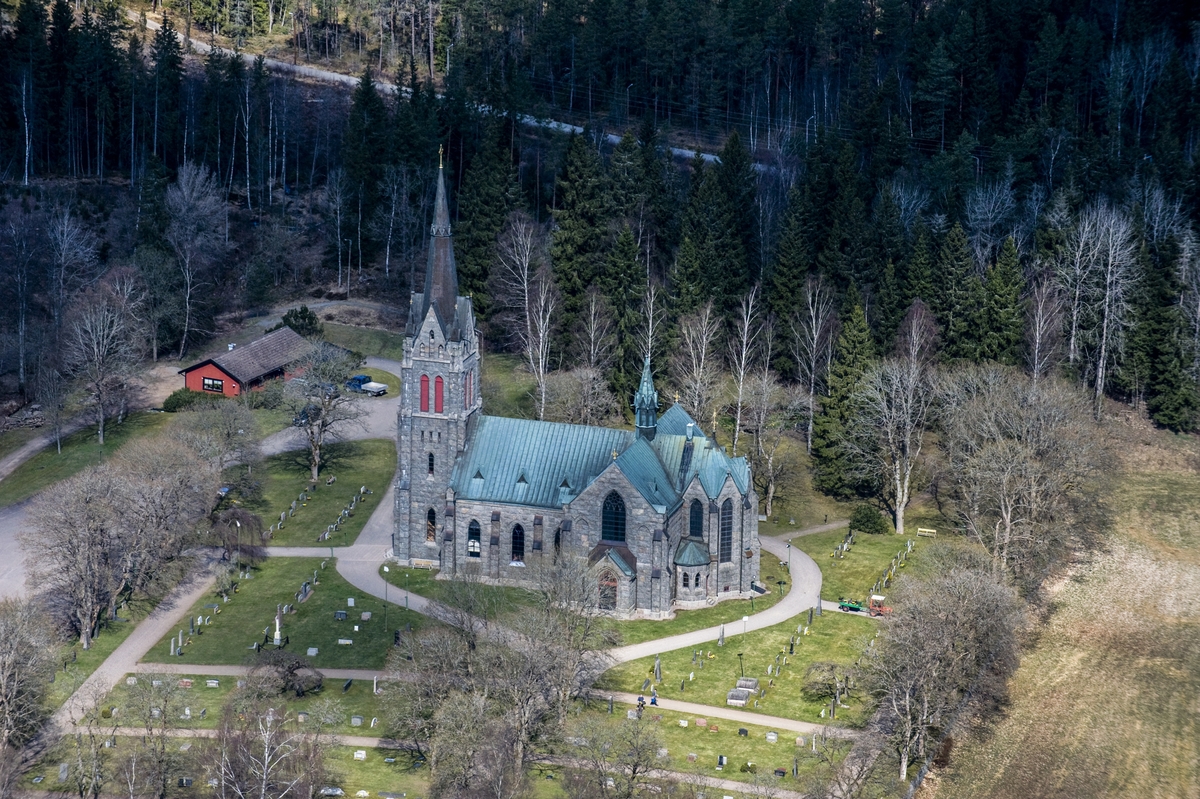Flygfoto över Vallsjö kyrka i Sävsjö kommun. - Jönköpings läns museum ...