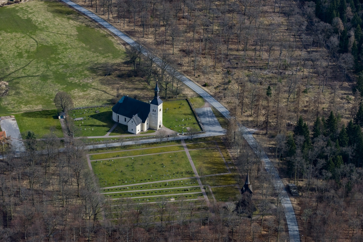Flygfoto över Brahekyrkan på Visingsö.