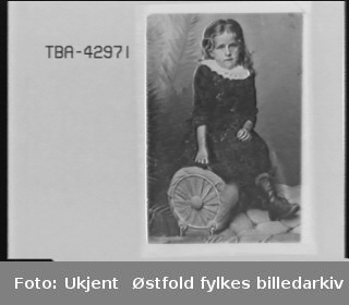 Portrett av jente, avfotografert eldre bilde.