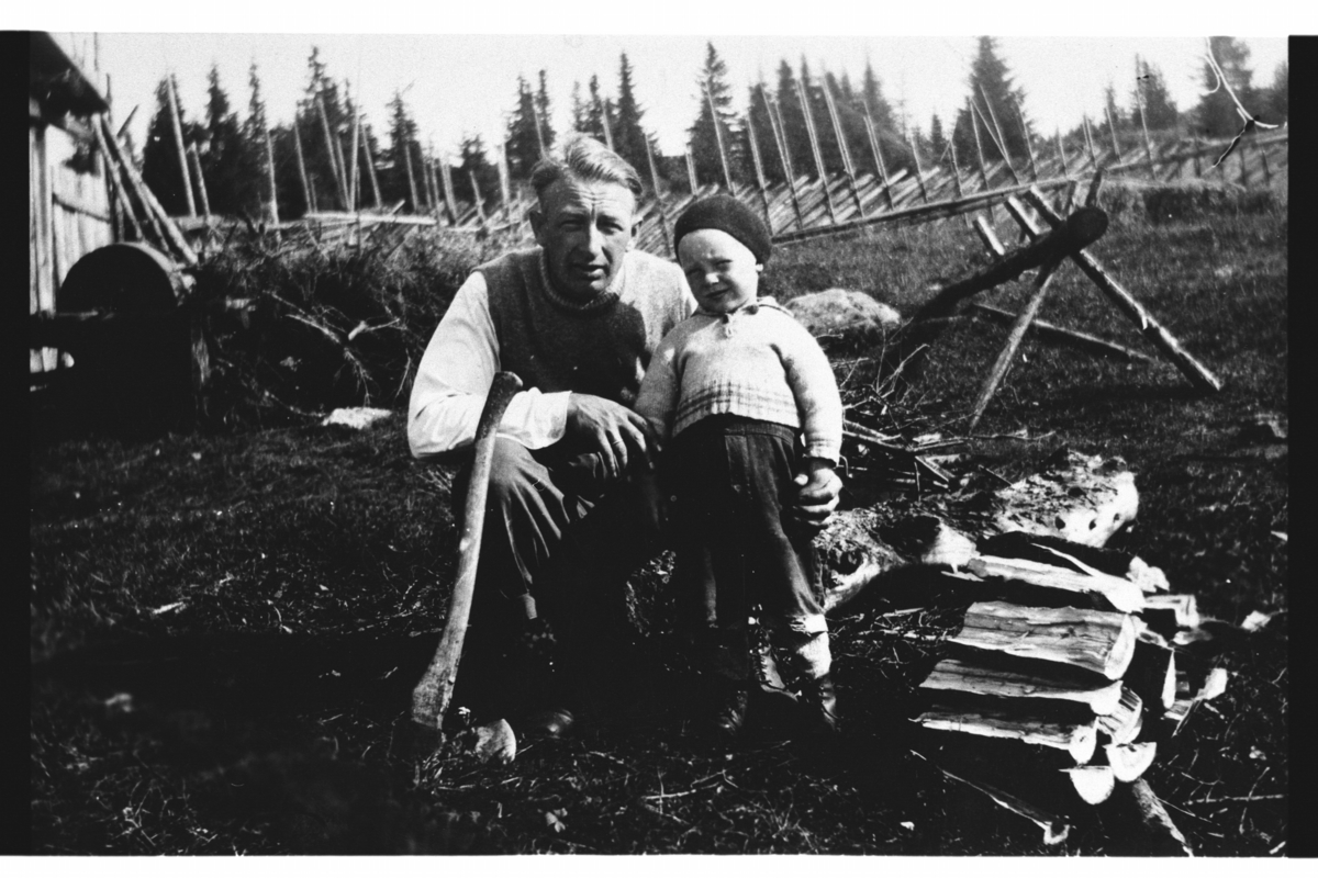 Portrett,jakke og bukse
Rustevollen 1943.
Jensen og Torleiv Steinbråten.
