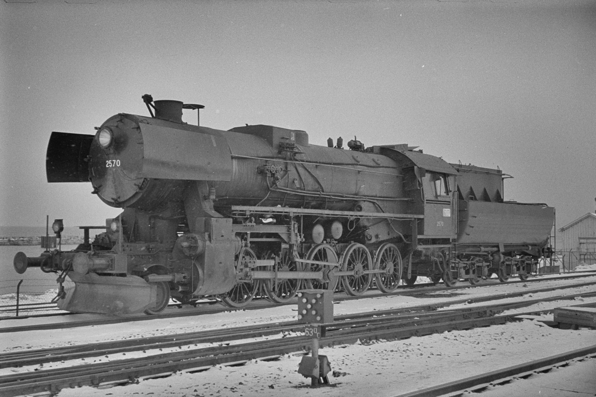 Damplokomotiv type 63a nr. 2570 på Trondheim stasjon.