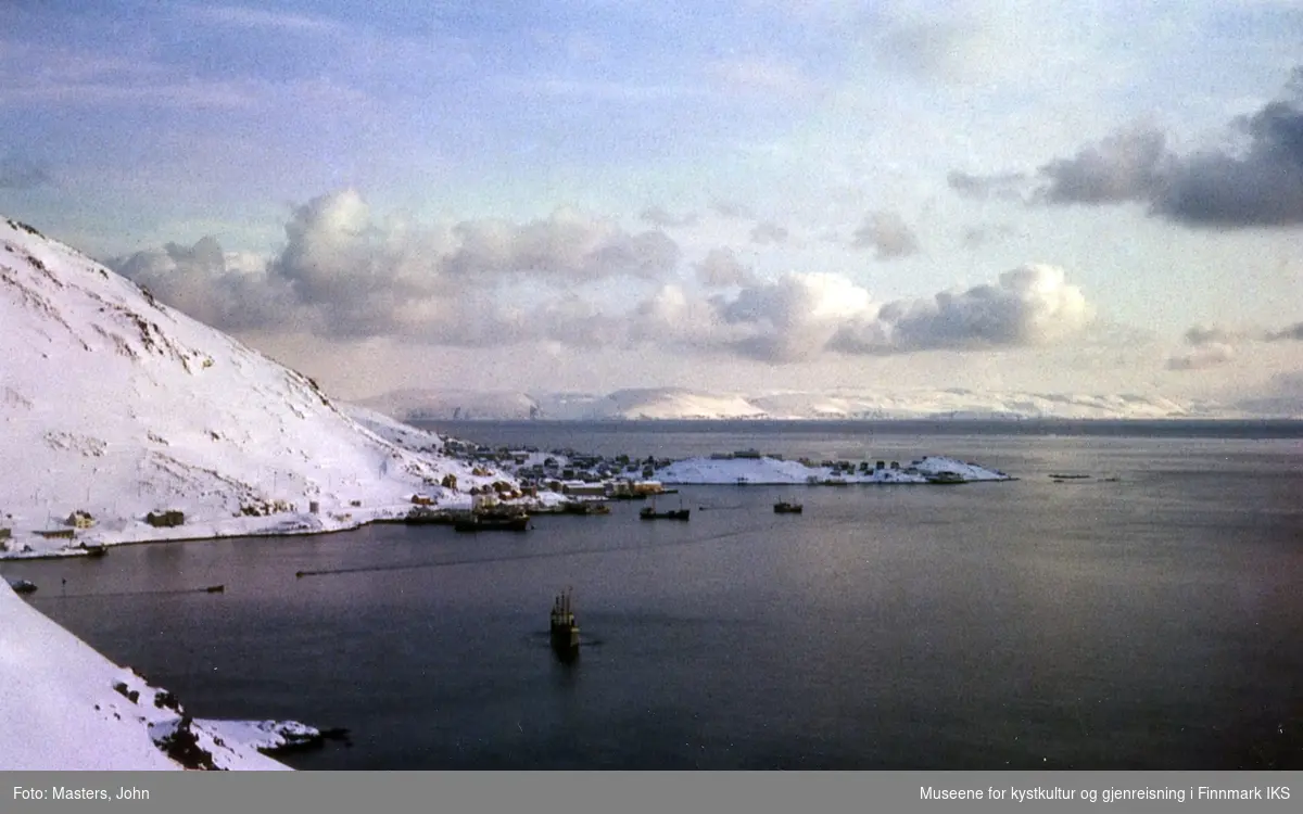 Deler av Honningsvåg sett fra langt avstand. 1962/63.