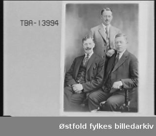 Gruppebilde av tre menn. Bestillers navn: brødrene Johansen, Bøndernes hus.