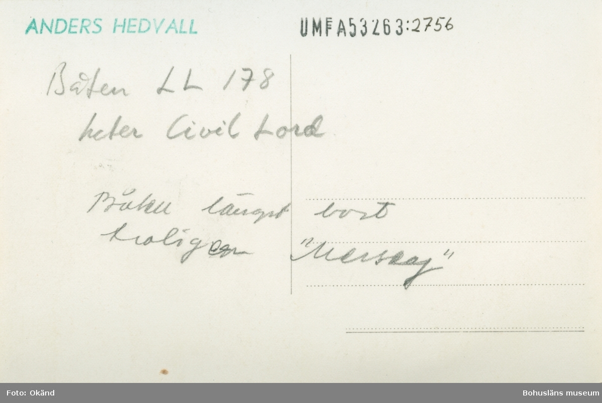 Tryckt text på kortet: "Mollösund." 
Noterat på kortet: "Båten LL178 heter Civil Lord. Båten längst bort troligen "Merseaj?".