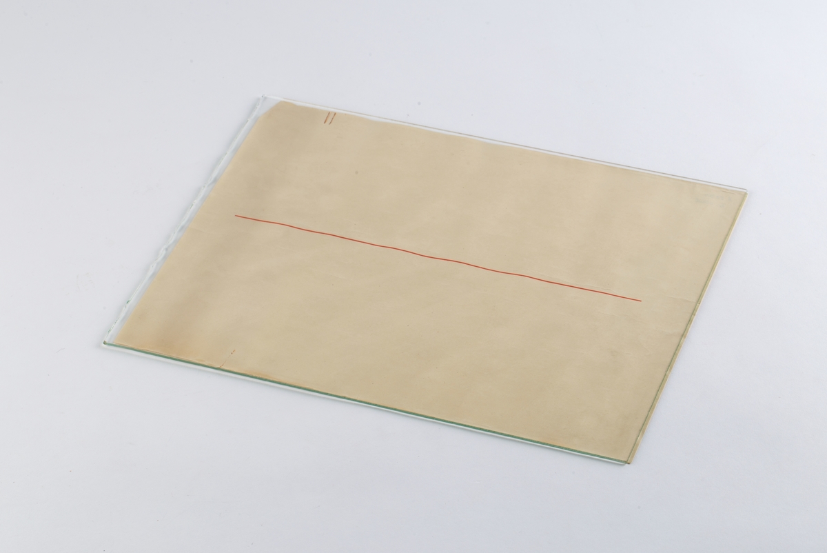 Papirark med påtrykt rød, midtstilt, langsgående strek.