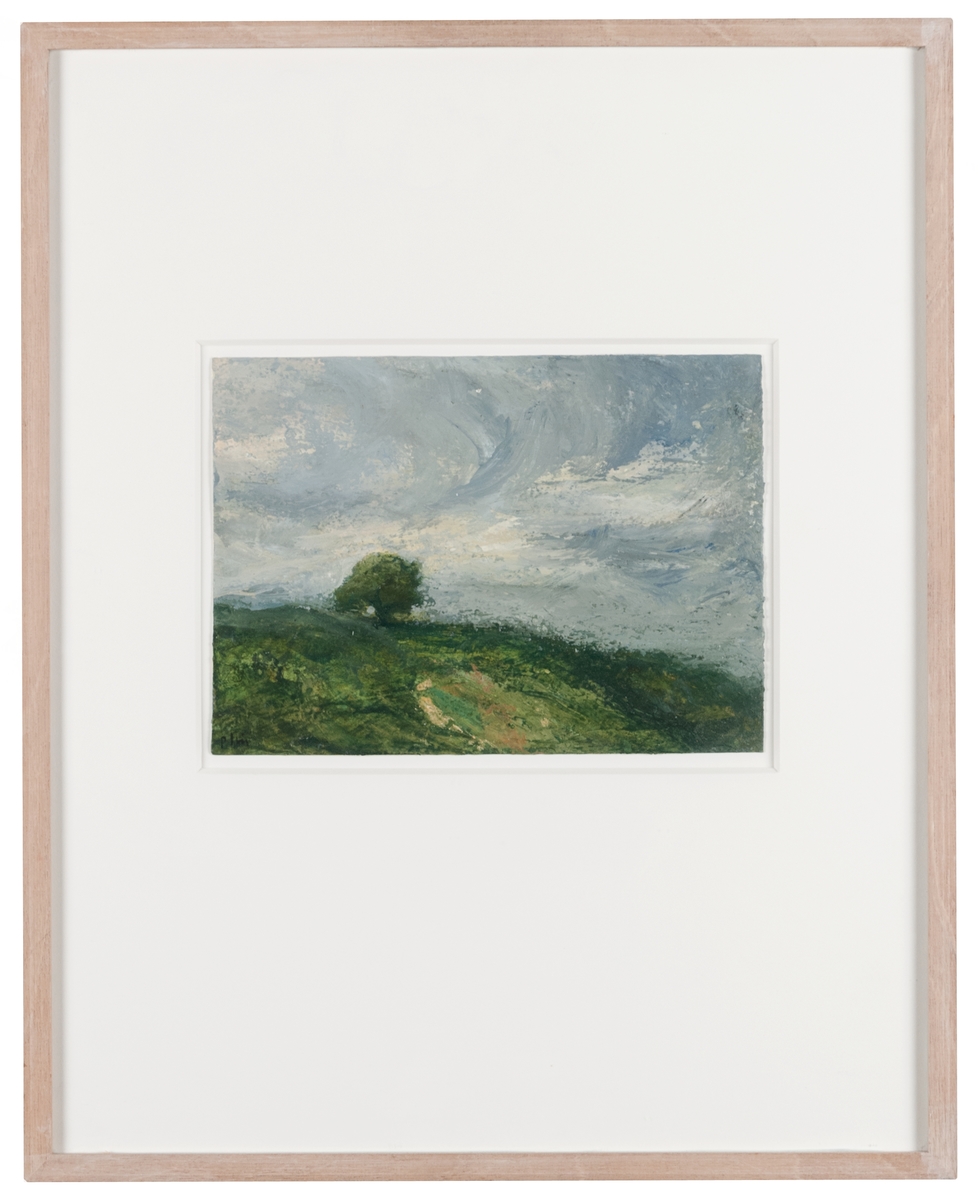 Akrylmålning på papper, av Peter Frie. Landskap, grön höjdsträckning med ett uppstickande träd, blågrå himmel. Bred vit passpartout i glasad slät ekram.