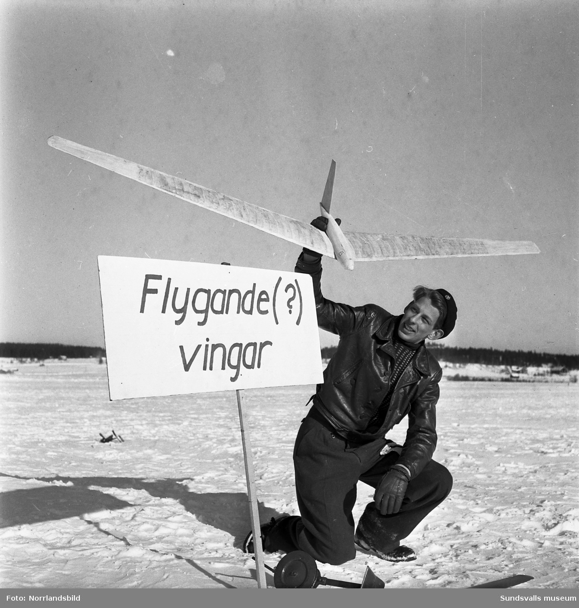 Modellflygklubbarna i Sundsvall och Njurunda arrangerade Vinter-SM i modellplansflygning på Skrängstasjöns is. På första bilden vinnaren i klassen "Flygande vingar", Heinz Salomon från Sundsvall.