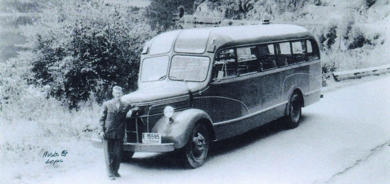 E-15595 mod.1950 med Larvik Karosseri kom opprinnelig med Volvo bensinmotor, men det ble etter hvert satt inn Perkins diesel.