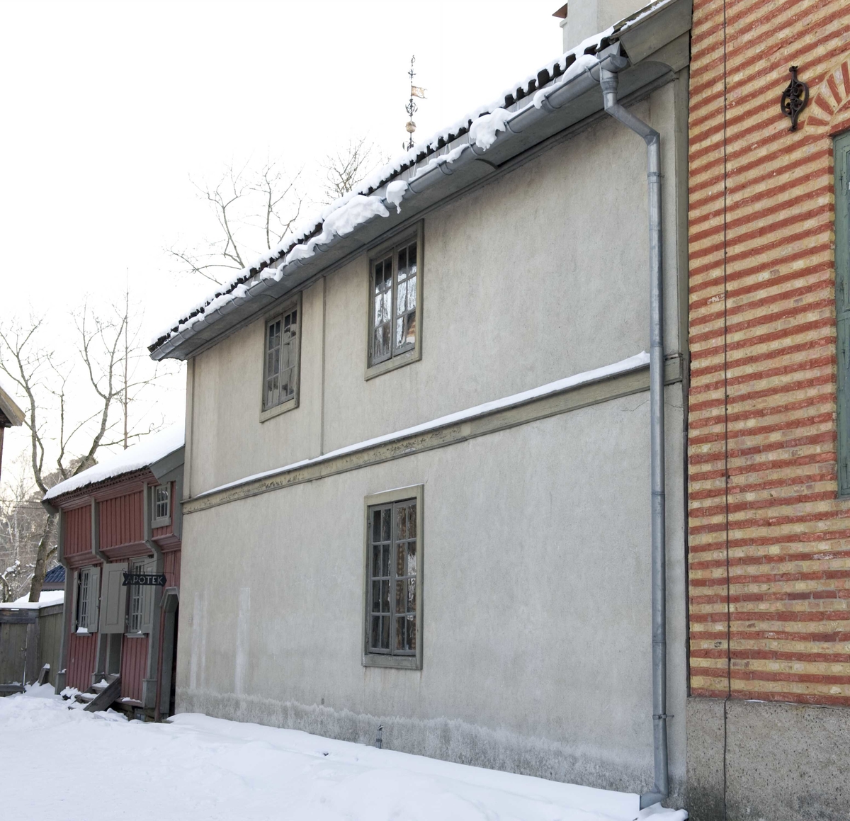 Ca.1700
Bygningen var opprinnelig uthus for Rådhusgaten 7, en av byens største gårder, som i 1733 ble rådhus. Veggene er av tømmer, men er rappet med kalkpuss. Opprinnelig var huset fjøs med høyloft over, senere ble det tatt i bruk som fengsel - rådhuset var nemlig også rettslokale og politistasjon. Legpredikanten Hans Nilsen Hauge satt fengslet i et rom på loftet fra 1804 til 1811.

Norsk folkemuseums guidebok,  1996