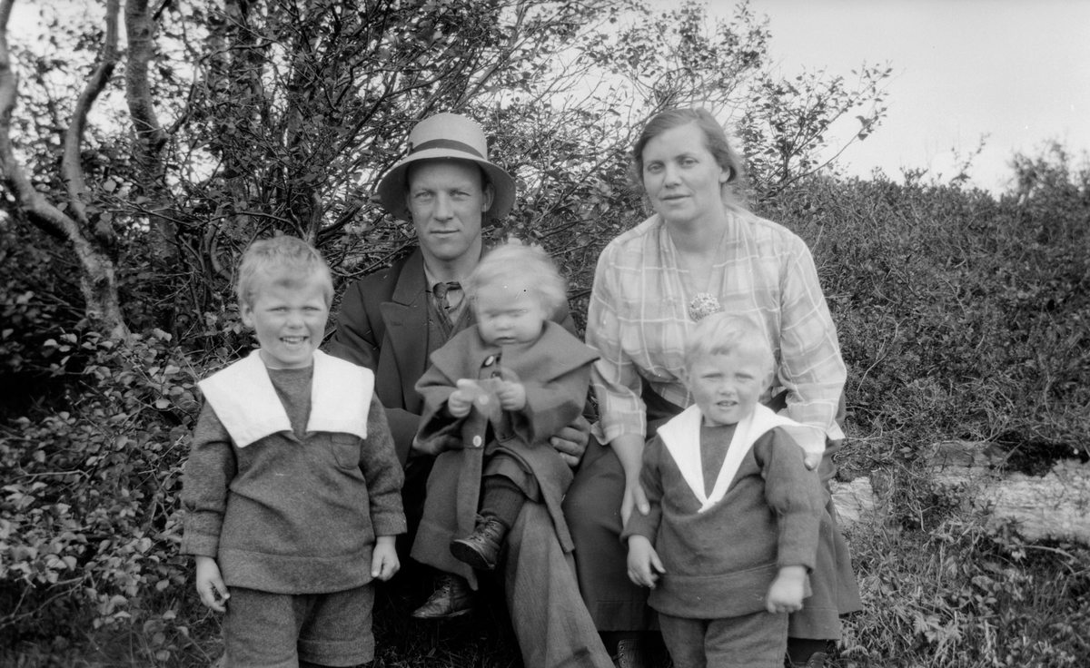Mann, kvinne med tre barn. Johan P og Signe Torsvik,
Barna: Arnulf, Solveig Johanne og Olav. Torsvikvågen 1923