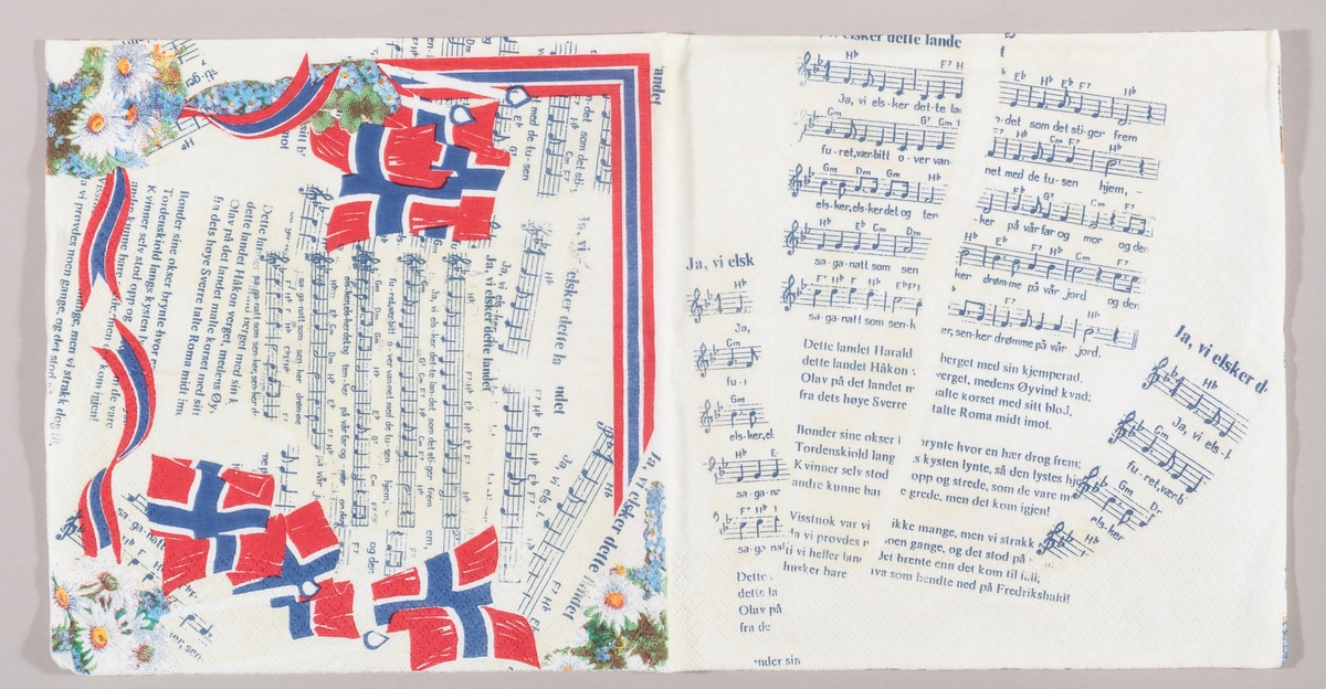 Bruddstykker av sangtekst og noter til nasjonalsangen "Ja, vi elsker dette landet". Norske flagg, hvite og blå blomster, bølgete bånd i rødt, hvitt og blått. En hjørnekant i blått, hvitt og rødt.