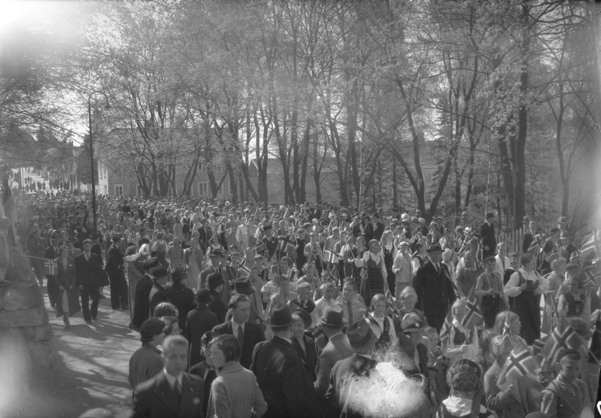 17. Maitog gjennom Storgata ved Søndre Park 1934.