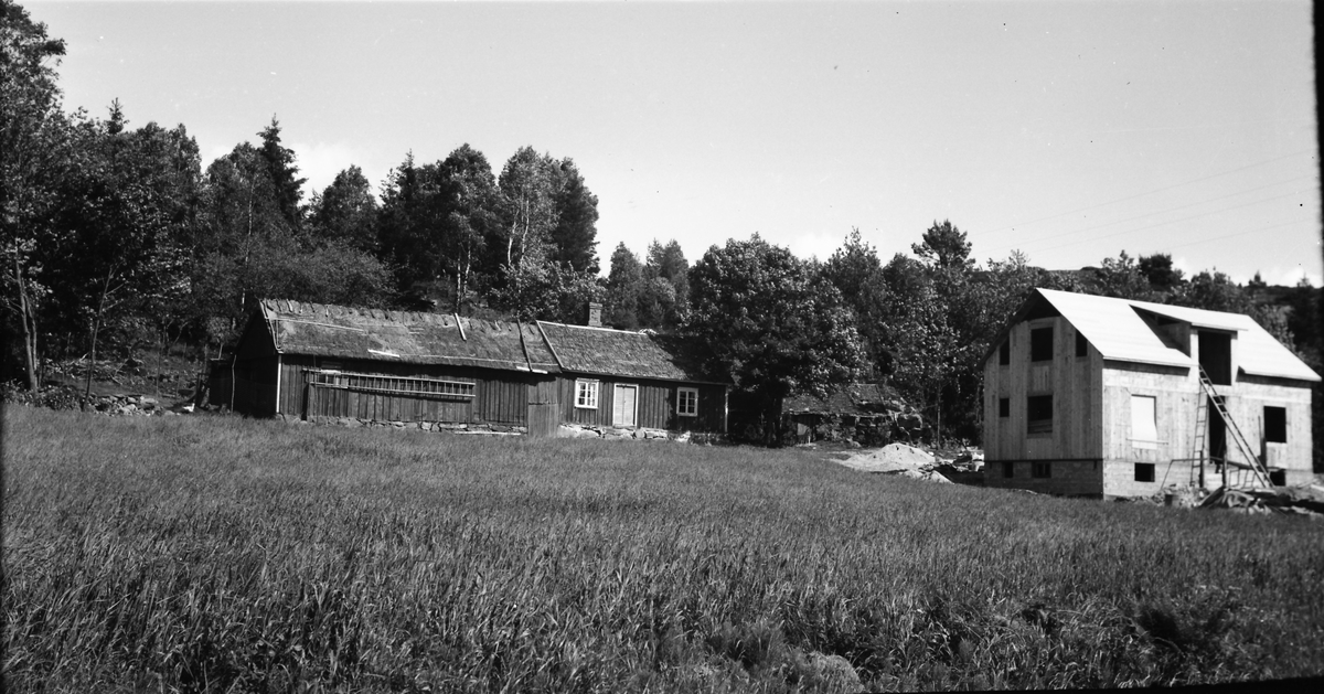 Ett nytt hus, flyttat av Evert från Borås, uppförs medan gamla torpet står kvar i bakgrunden, sammanbyggt med ladugården. Stället heter Murelycka (Lyckäng) vid Vagabäck.