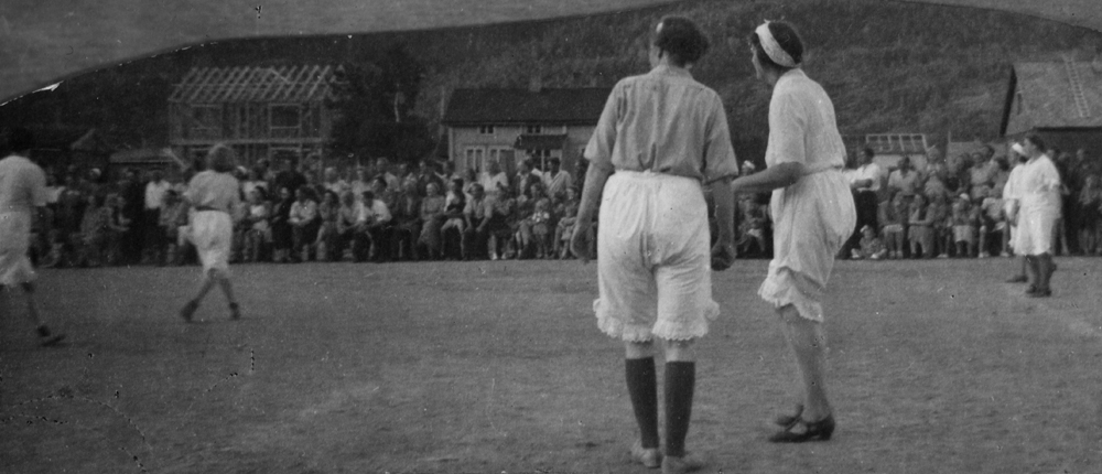 Fotballkamp mellom Husmorlaget og Ap`s kvinnegruppe sommeren 1947.(Kampen ble målløs)