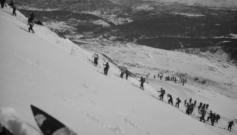 Mye folk med ski og sekker på tur opp Øyfjellet fra Skaret. Vikdalstur.