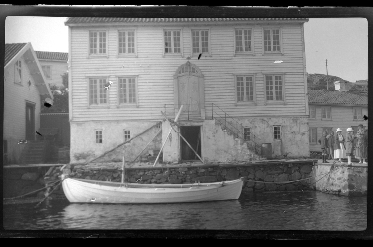 En båt er fortøyd foran Lundehuset, senere kaldt Sundtehuset, som ligger i Loshavn.