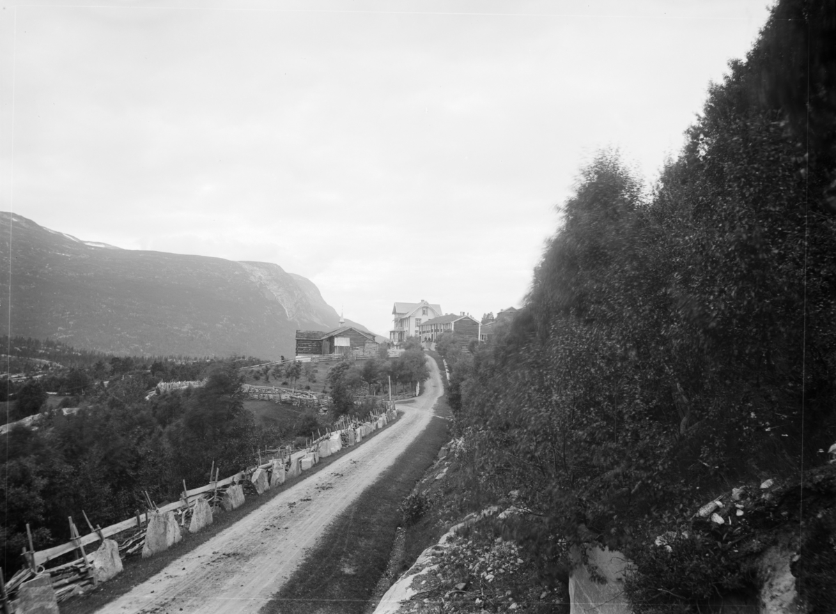 Stueflotten hotell og skysstasjon tatt mot Romsdalen. I bakgrunnen ...