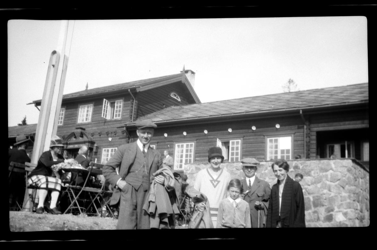 Gruppebilde tatt utenfor Frognerseteren restaurant. Fra venstre Rolf Sr., Hilda og Elsa Sundt samt Agnes og Johan Buratti. Fotografert 1928.