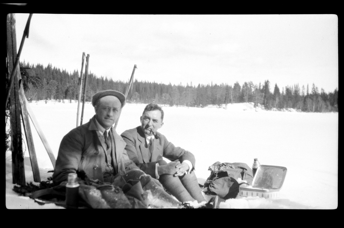 Rolf Sundt Sr. og Johan Buratti har matpause under en skitur. Fotografert 1928.