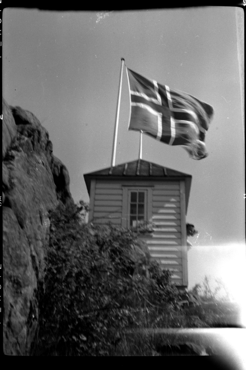 Flagget til tops ved Agnes Sundts lysthus, Loshavn. Fotografert 31. mai 1953.