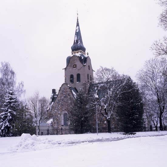 Söderala kyrka exteriör i 15 majsnö 1995.