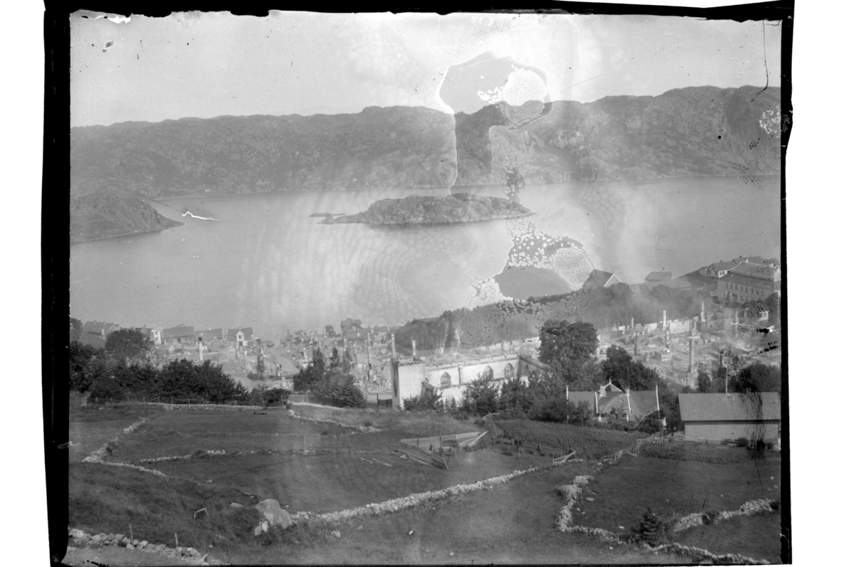 Utsikt fra Varbakk mot Kilsholmen etter bybrannen i Farsund. Fotografert 1901.