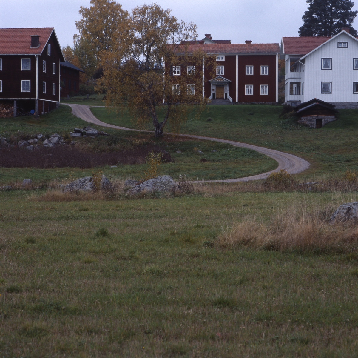 Gård i Ovanåker, 7 oktober 2001.