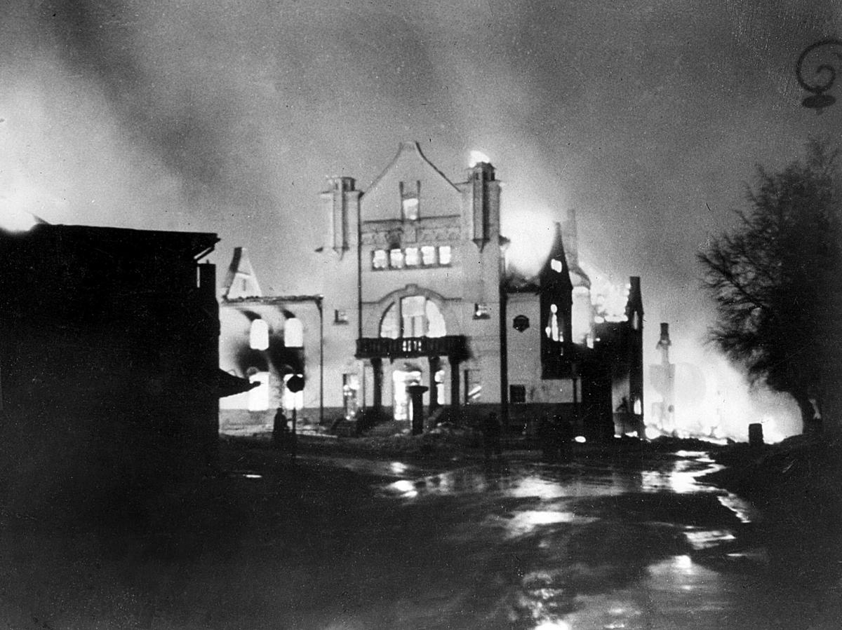 Elverum går opp i flammer. Elverum terrorbombes den 11. april 1940. FOTO: ERLING SYRINGEN/ GLOMDALSMUSEETS FOTOARKIV (Foto/Photo)