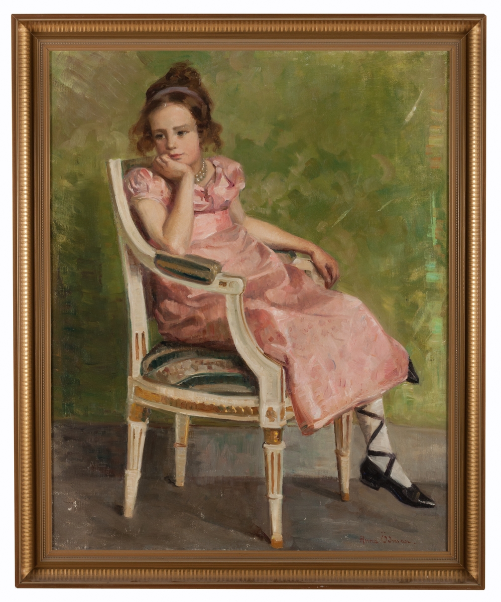 Porträtt utfört av Anna Ödman, avbildande flicka sittandes i gustaviansk karmstol. Iklädd rosa klänning med empire-snitt. 
Saknar påskrifter på baksidan.