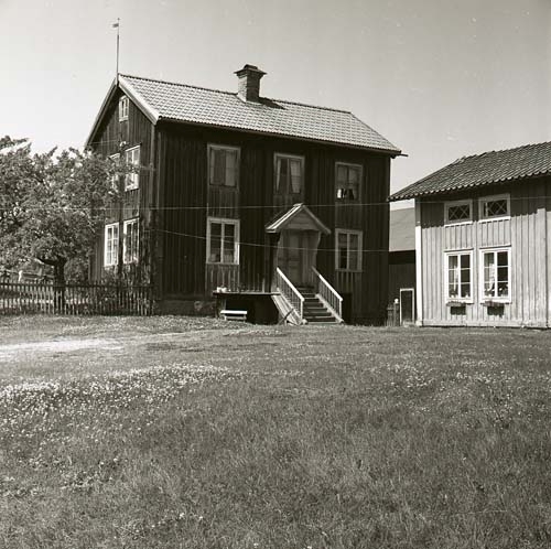 En nattsuga står vid hemmanet Fors no 2 i Norrala, 1965.