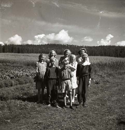 Veckebobarnen, Unga Odlare i Ovanåker, 1950. Några barn har ställt upp ...