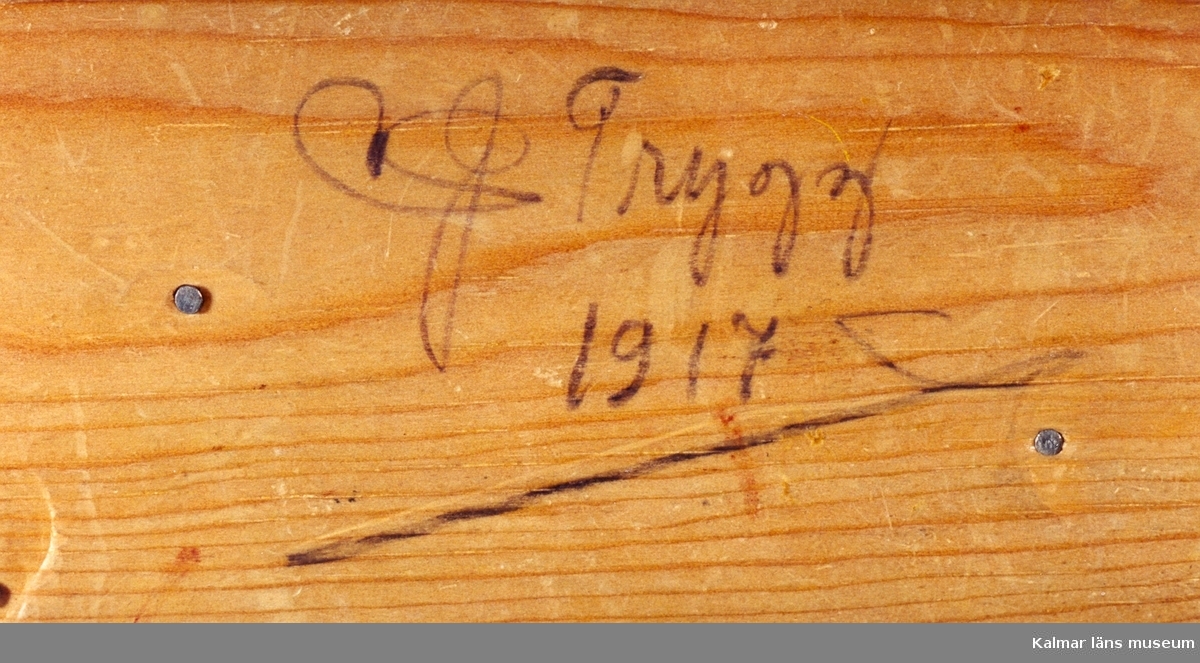 KLM 39255:11. Skulptur, av trä. Två gubbar som drar fingerkrok. Stövlar och knappar svärtade. Monterade på fotplatta. Signatur under fotplatta: C J Trygg 1917.