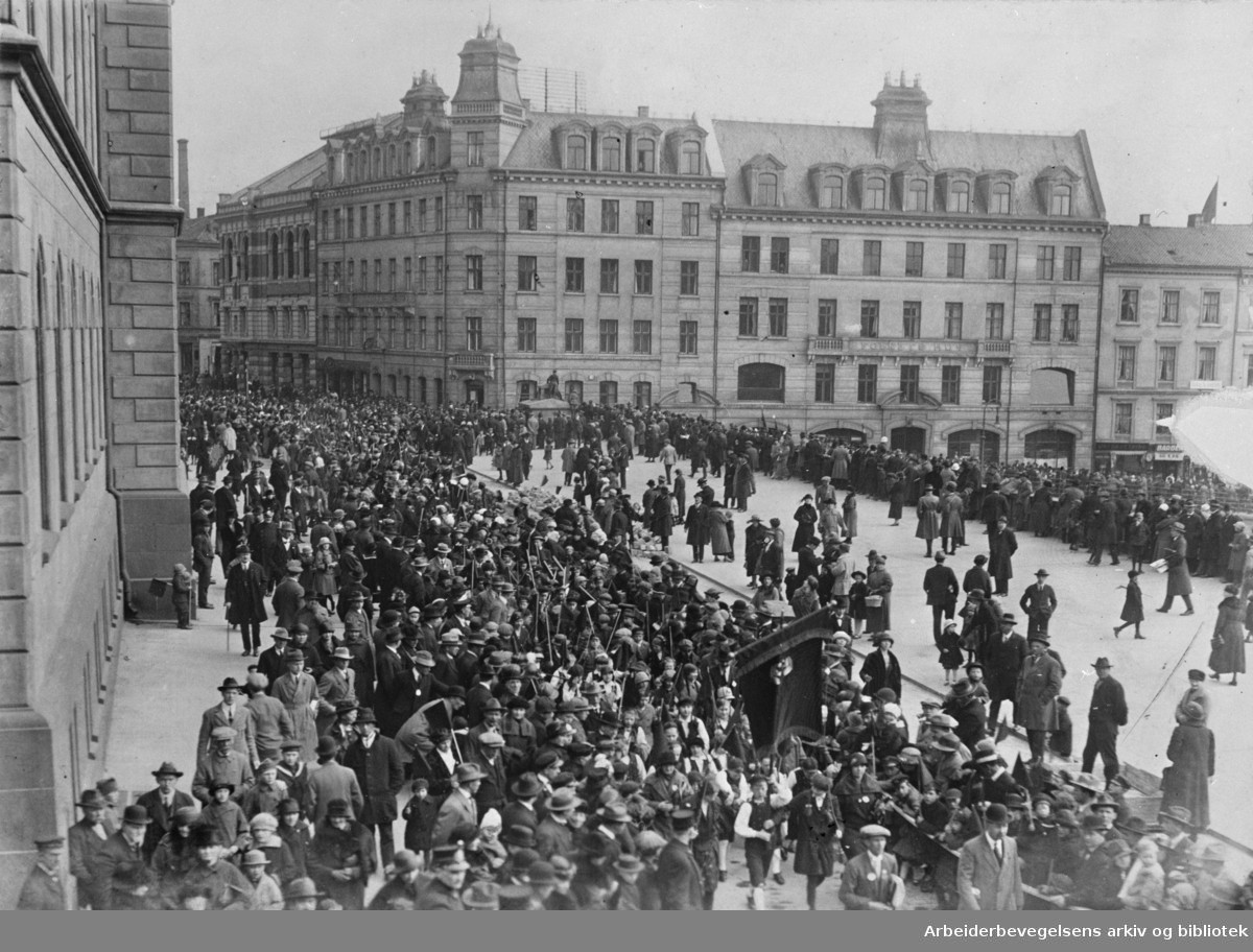 1. mai 1925. Barnetoget passerer Møllergata 19 med Folkets Hus i bakgrunnen.