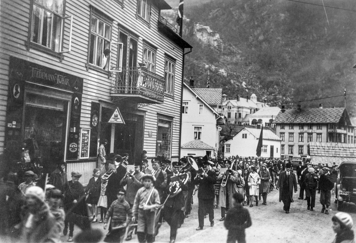Barnetoget den 1.mai 1931 gjennom Odda sentrum