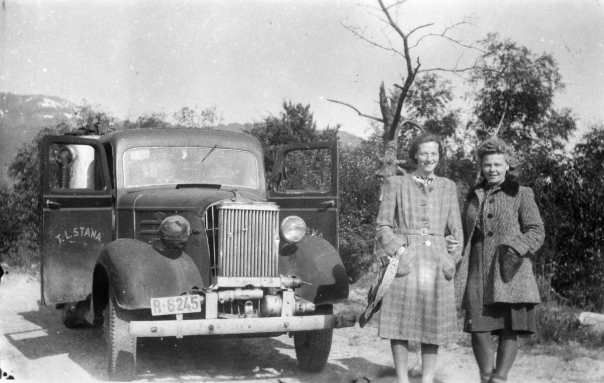 Kvinner poserer foran bil med gassgenerator.