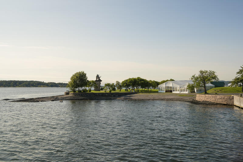 To partytelt på uteområdet til Norsk Maritimt Museum, sett fra sjøsida. (Foto/Photo)