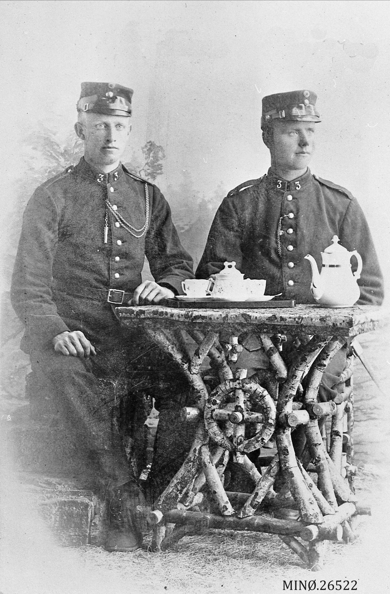 Portrett av to unge menn i uniform.