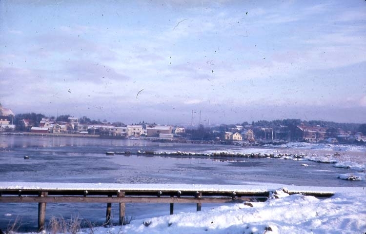 Stenungsunds gamla centrum 1961-1962 från Stenungsön.
Strandlinjen (Sundet).