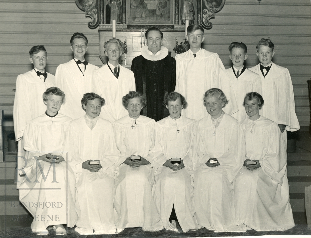 Konfirmasjon Sørum kapell 1955, konfirmanter og prest