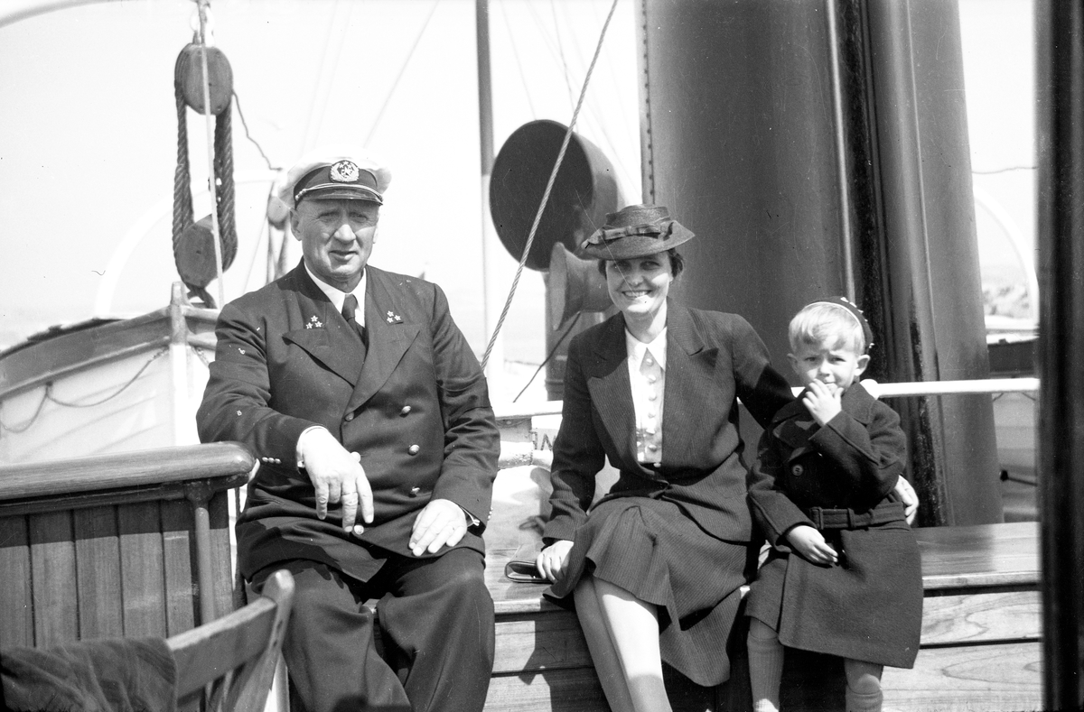 Befälhavaren på passagerarångfartyget BOHUSLÄN, [sjö]kapten Johansson "Förnäsen" med sällskap.