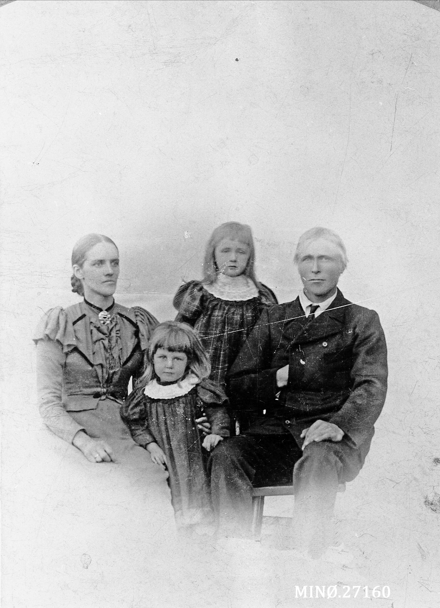 Familie, Ragnhild og Maartin Øyen, barna Ragna og Margit. 