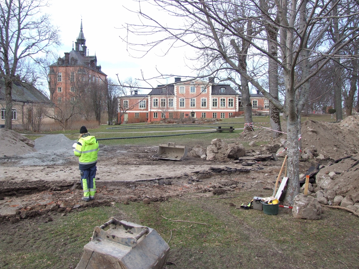 Arkeologisk utredning. förundersökning och schaktningsövervakning, dokumtationsarbete raseringslager A17, Viks slott, Balingsta socken, Uppland 2014-2015.