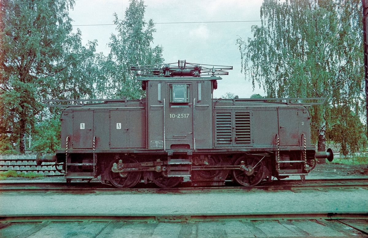 Elektrisk lokomotiv El 10 2517 på Lillestrøm stasjon.