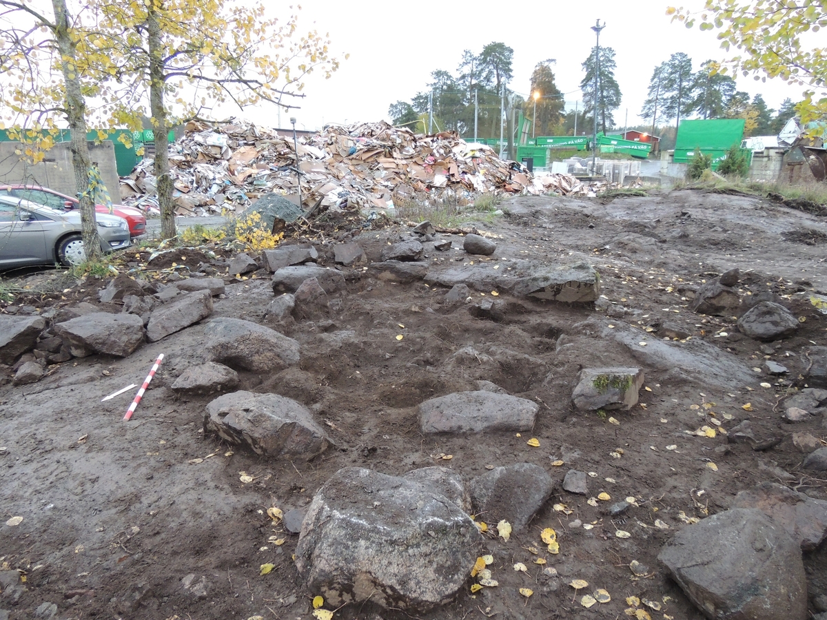 Arkeologisk undersökning, graven efter att andra lagret sten avlägsnats, Läby 60:1, Kvarnbolund, Läby socken, Uppland 2017