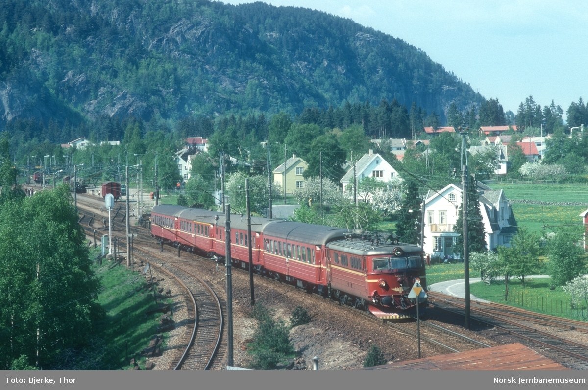 Ekspresstog 74 Stavanger-Oslo kjører ut fra Sira stasjon, trukket av elektrisk lokomotiv El 13 2160