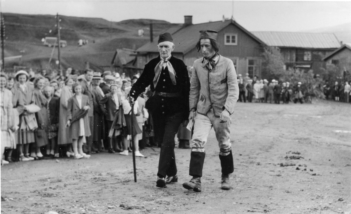 Johan Falkberget i opptog på Malmplassen i 1951