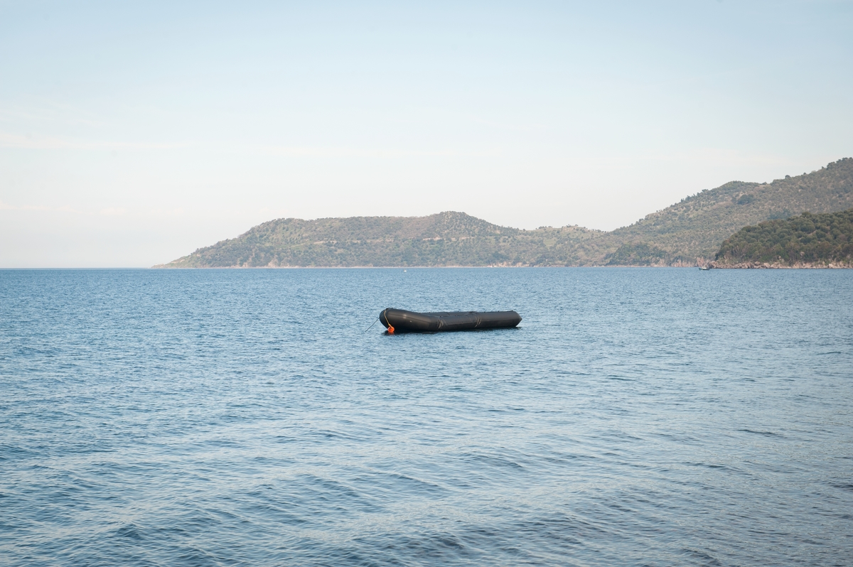 Gummibåt på svaj. Med denna båt kom 54 personer från 14 olika nationaliteter från Turkiet till grekiska gränsen 21/3 och blev upplockade av svensk kustbevakning.