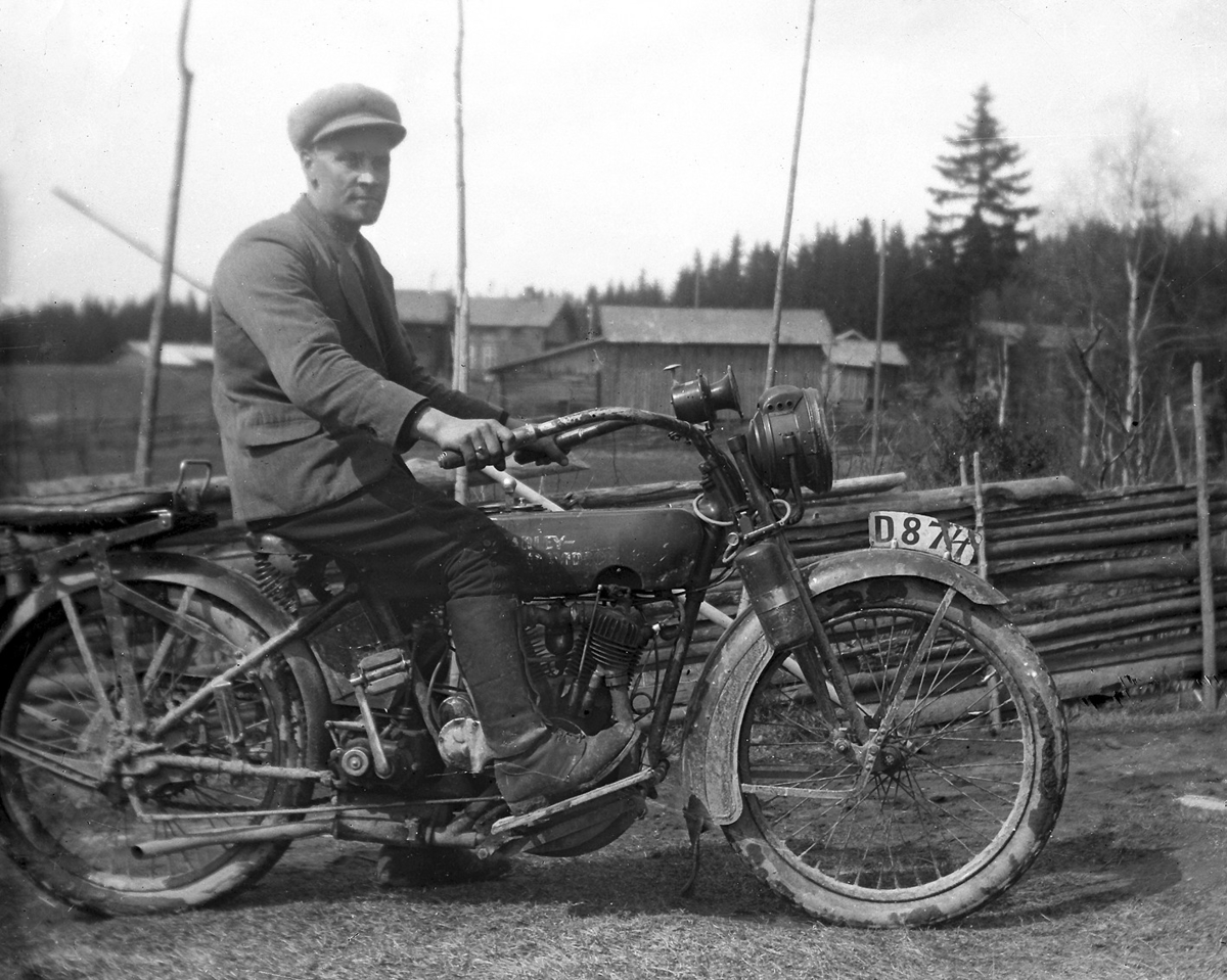 Harald Brattli (født 1904) på en Harley-Davidson motorsykkel en gang på 1920-tallet. Foto: Hans Stenseth.