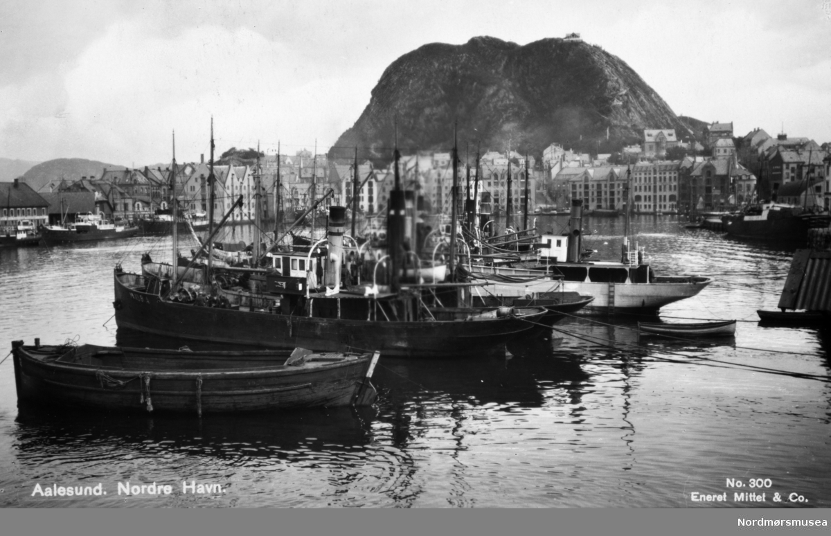 Postkort: "Aalesund. Nordre Havn. No. 300 Eneret Mittet & Co." Dateres trolig til 1930-tallet. Fra Kaptein John Paulsens postkort og private bilder. Fra Nordmøre museums fotosamlinger.