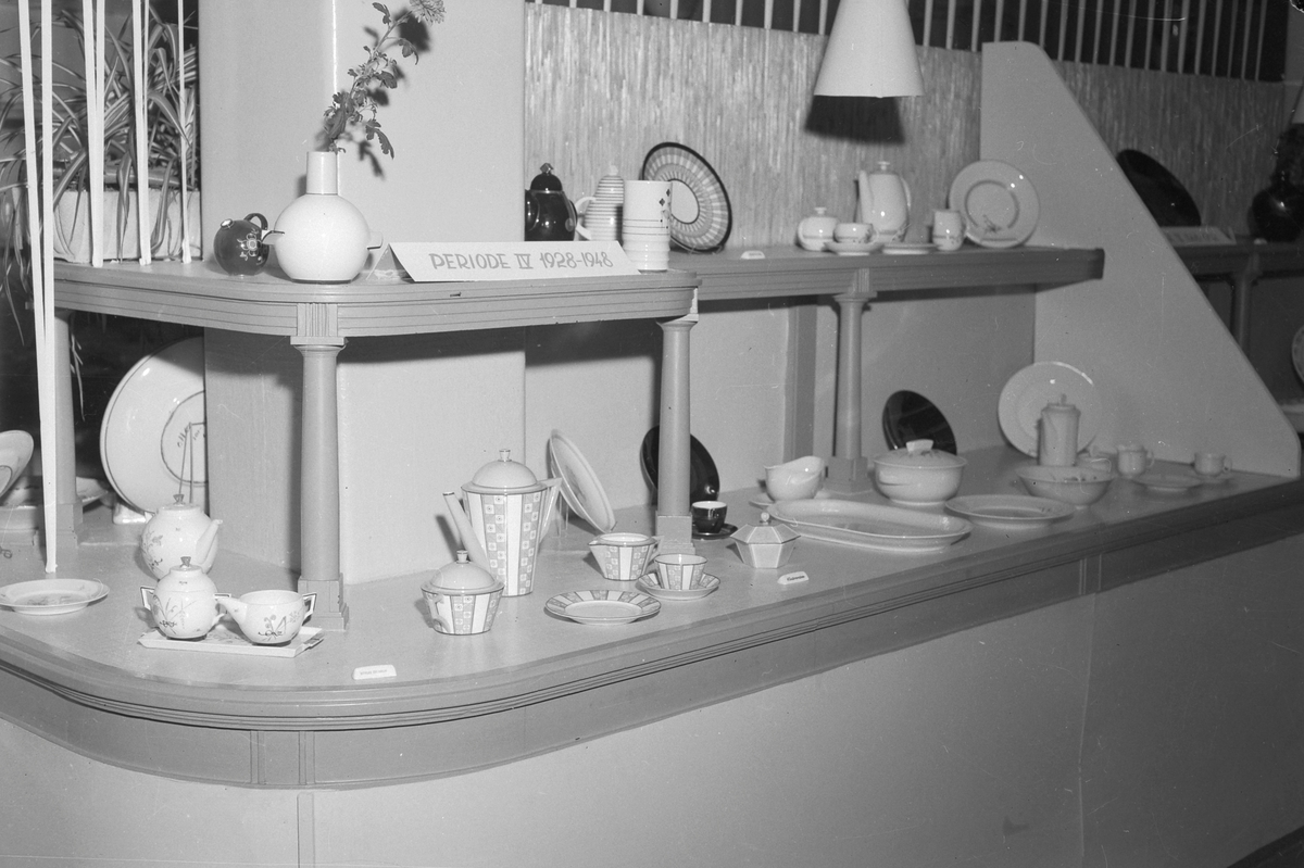Utstilling av Porsgrunds Porselænsfabrik's produkter i Andreas Moe's glassmagasin
